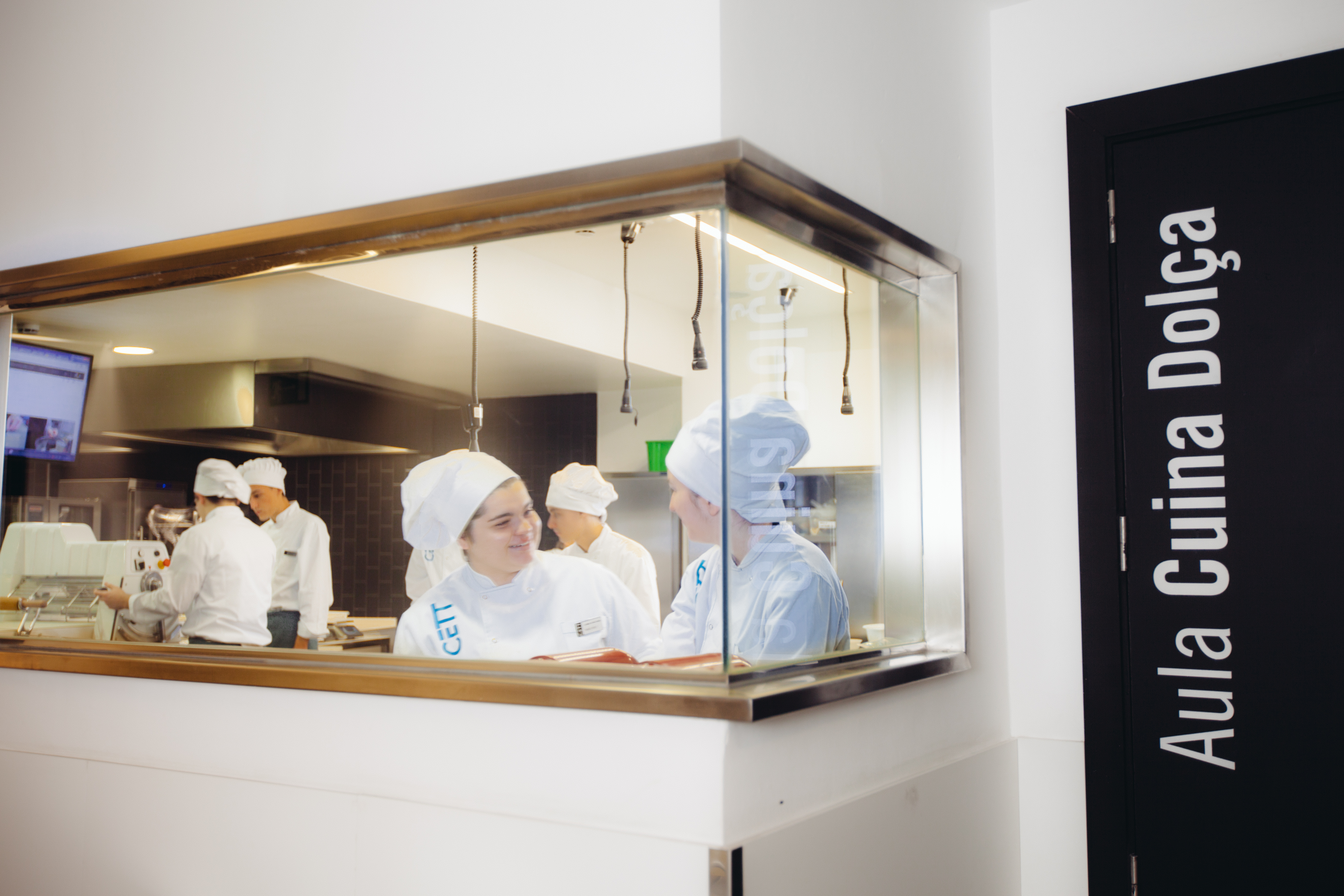 Photography from: Ciclo Grado Medio Cocina-Gastronomía y Pastelería | Aula Restaurant